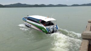 เรือไปเกาะยาว